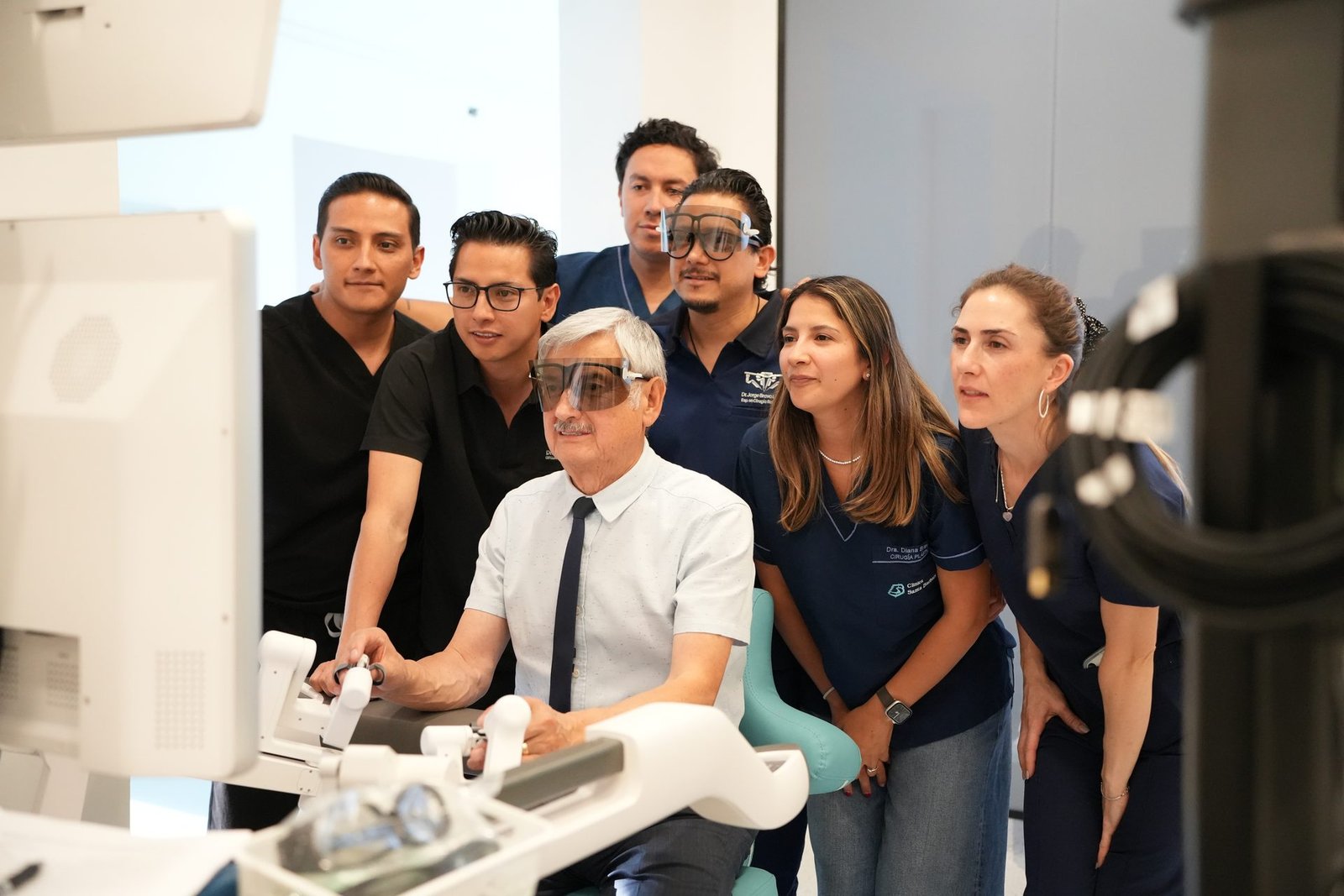 Cirujanos revisando el sistema rob&oacute;tico KangDuo