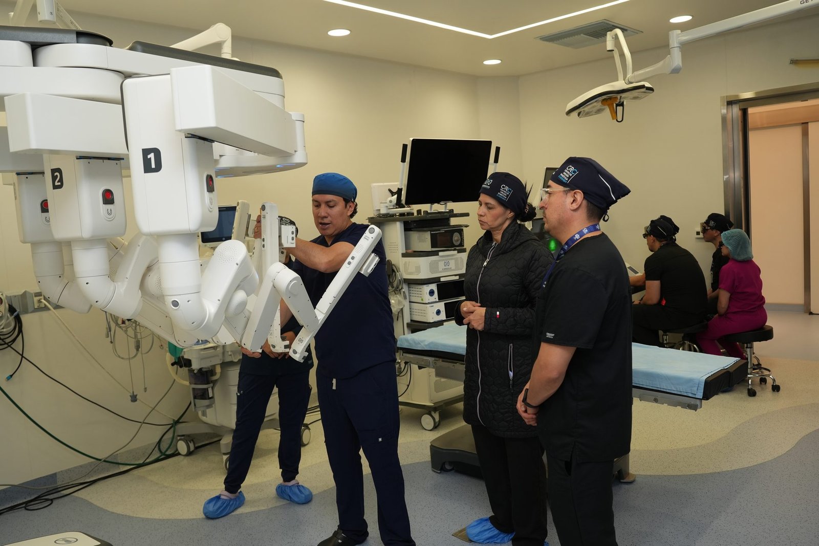 Instructor explicando los brazos del robot