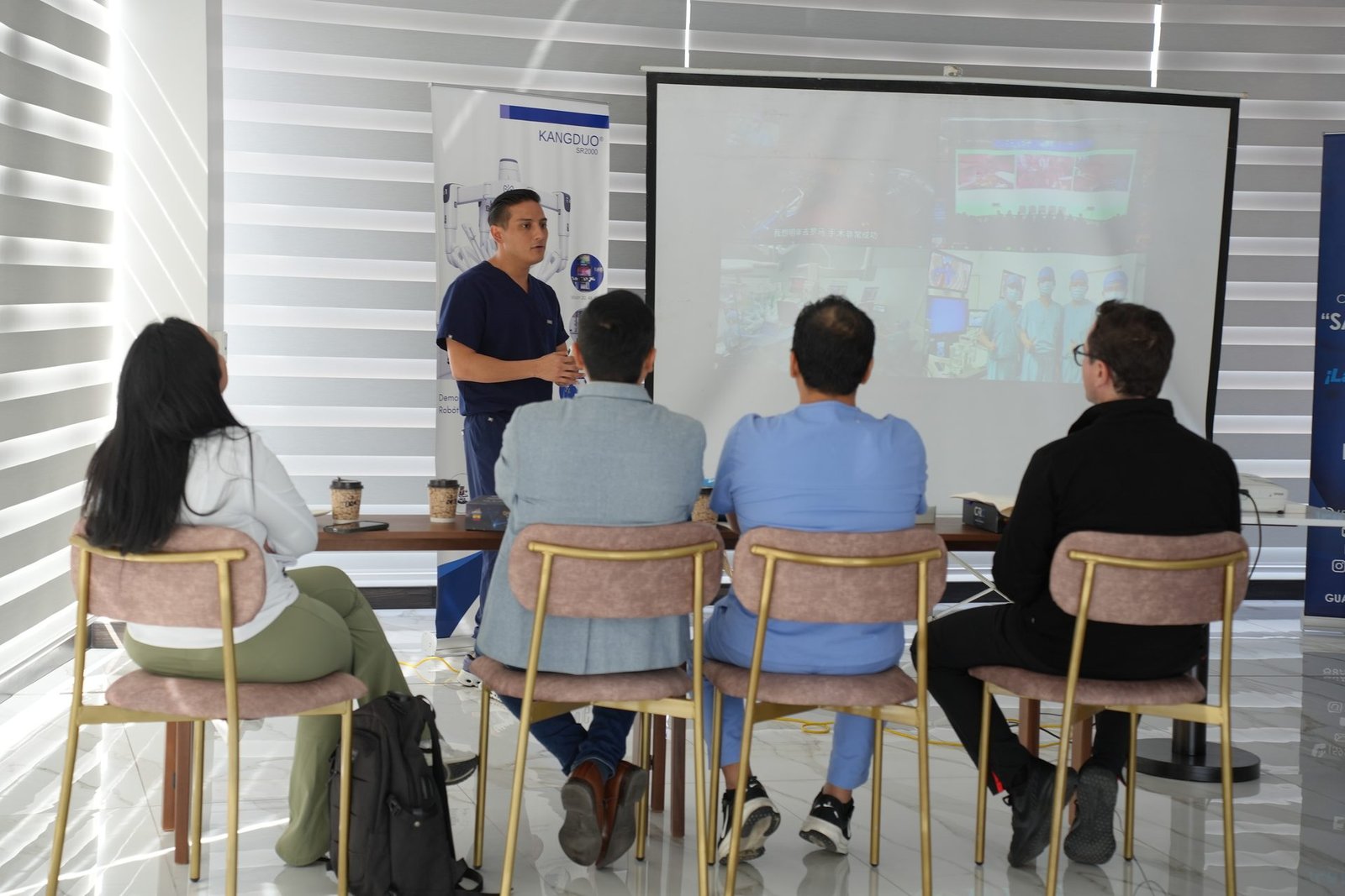 Dr. Bravo L&oacute;pez en clase te&oacute;rica