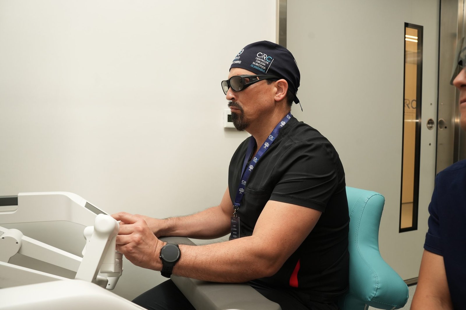 Cirujano practicando en la consola con gafas 3D