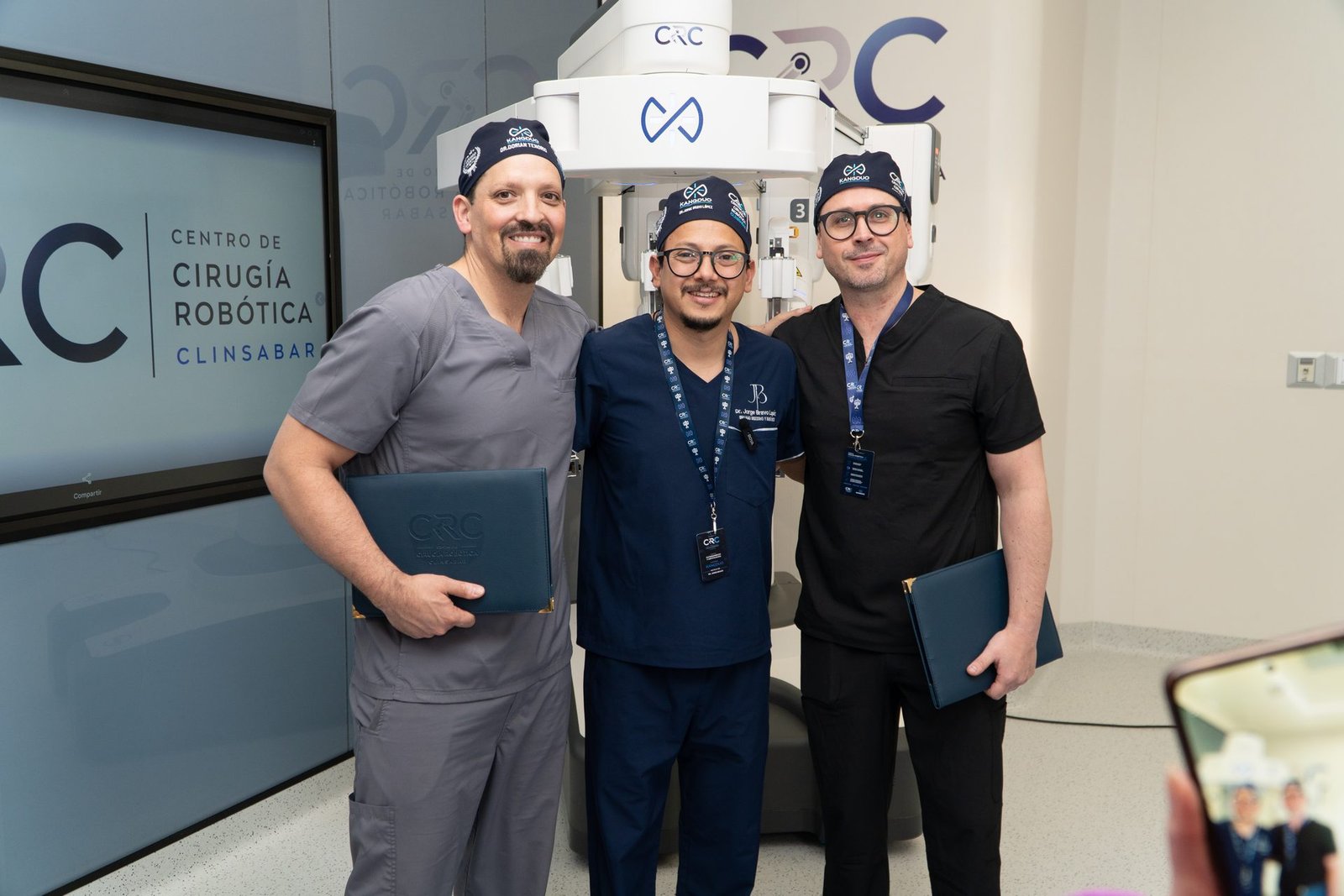 Graduados con certificados frente al robot