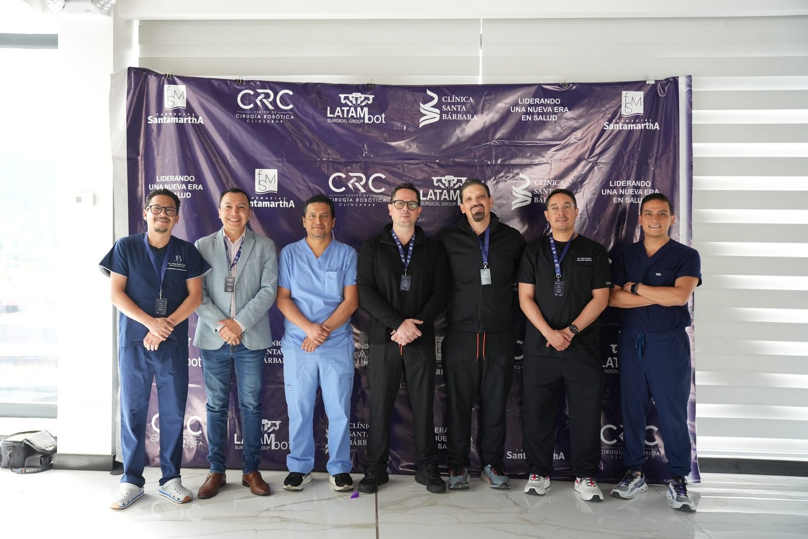 Grupo de cirujanos frente al banner CRC
