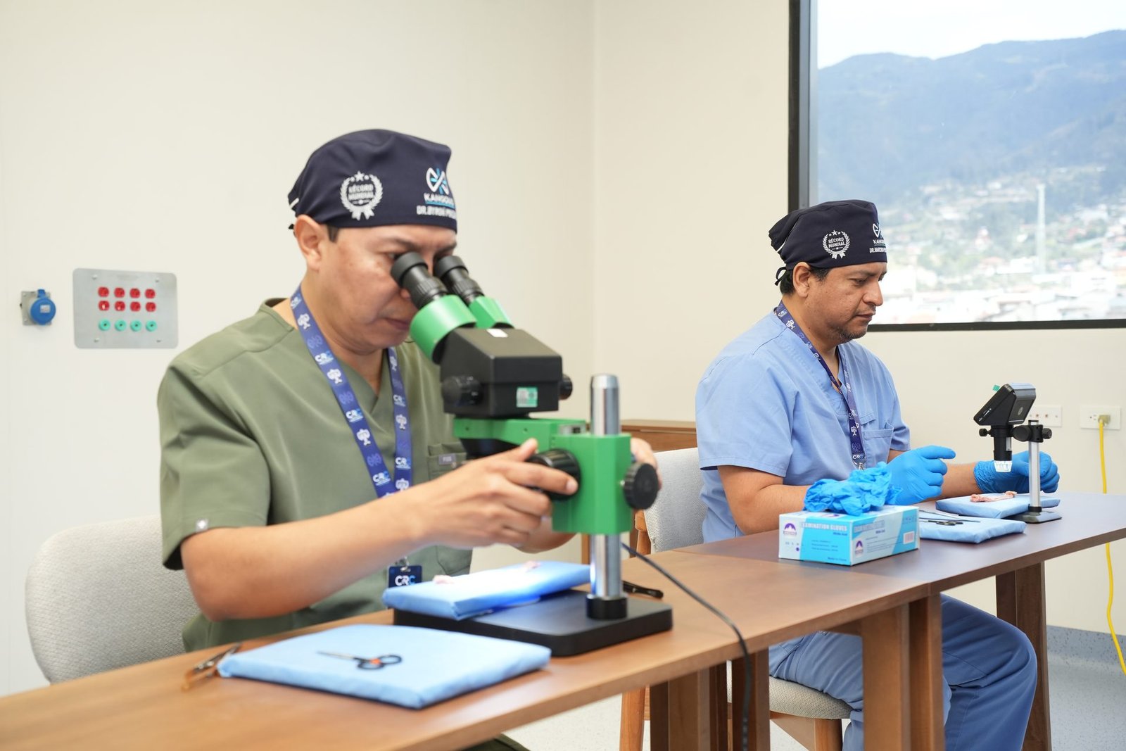 Pr&aacute;ctica con microscopio quir&uacute;rgico