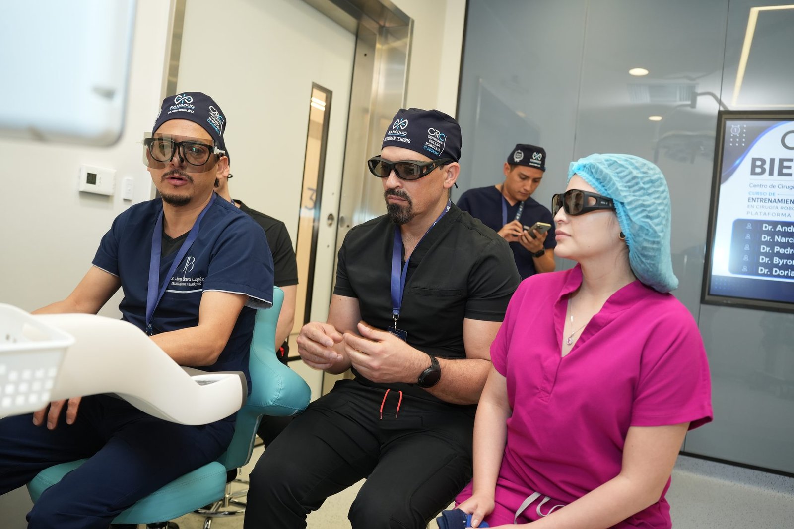 Participantes observando cirug&iacute;a con gafas 3D