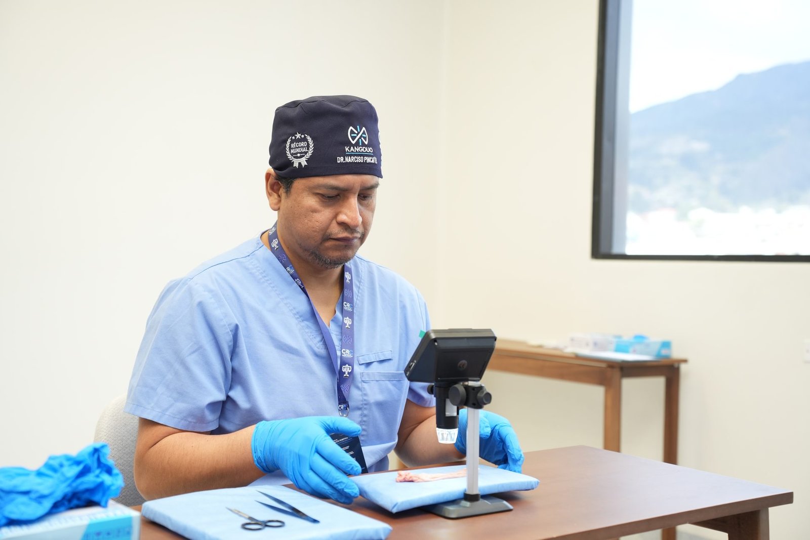 Doctor practicando sutura con microscopio