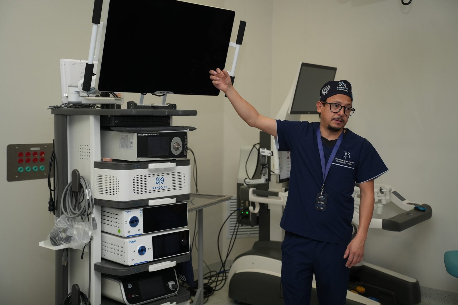 Dr. Bravo mostrando torre de video KangDuo