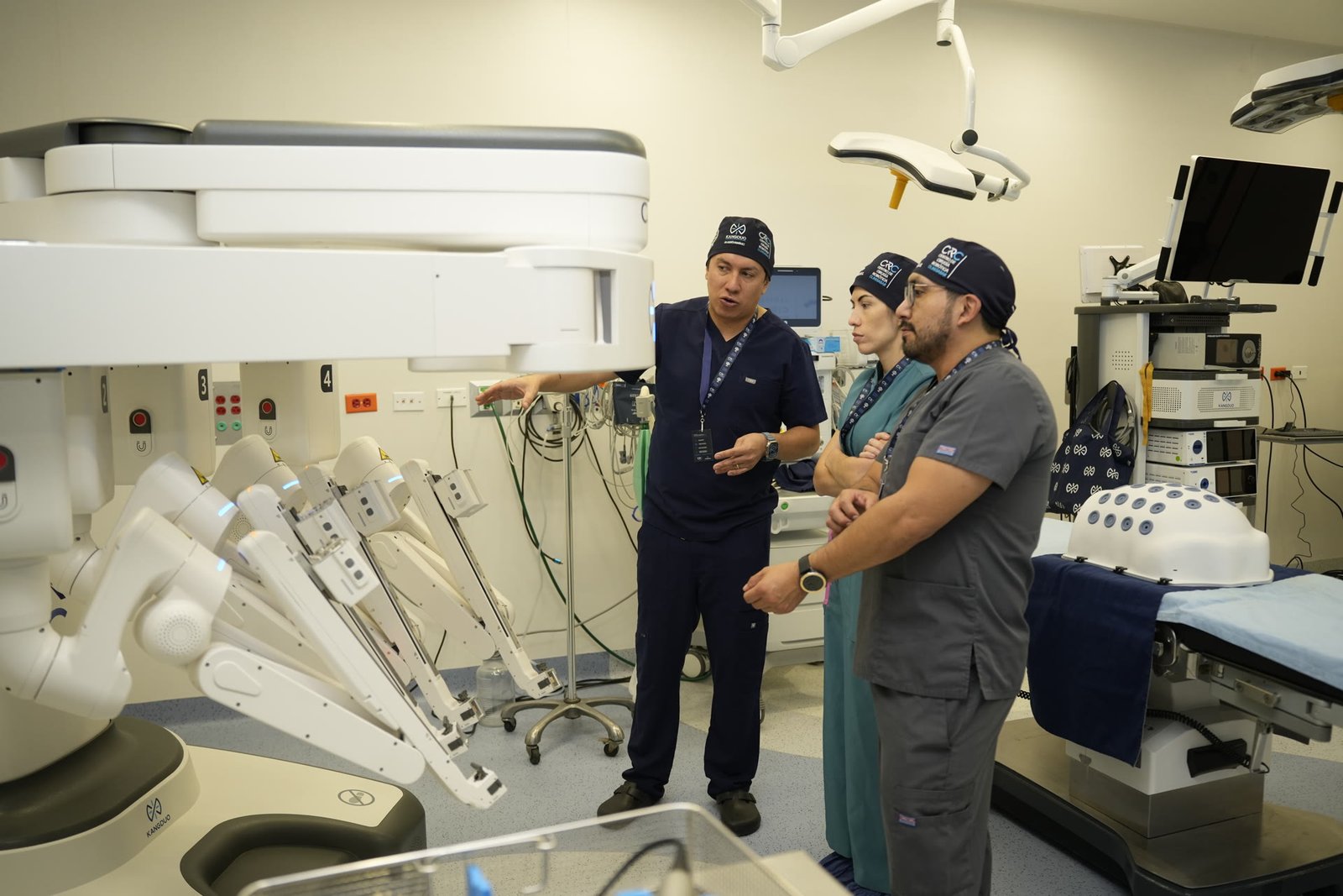Equipo médico entrenando en quirófano con robot KangDuo