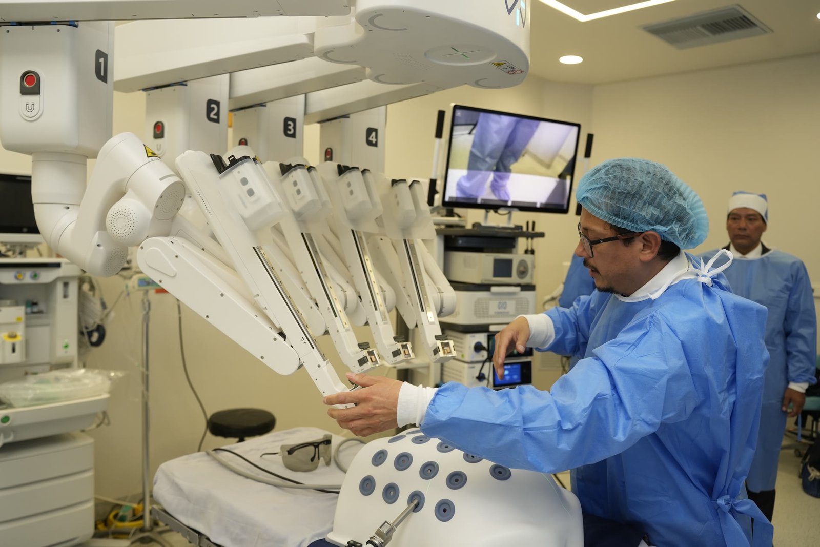 Dr. Bravo López operando con el robot KangDuo