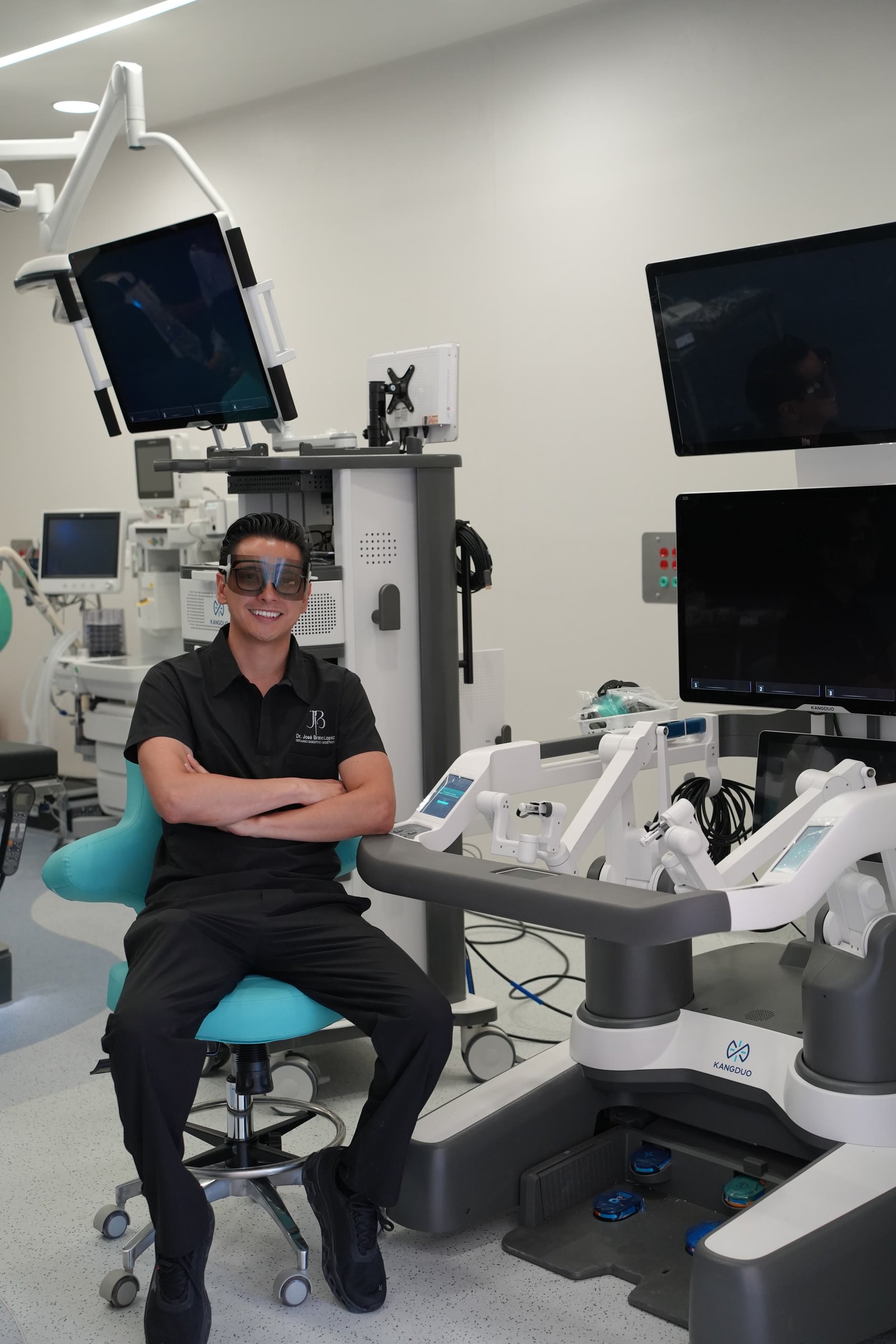 Dr. Bravo L&oacute;pez en la consola con gafas 3D