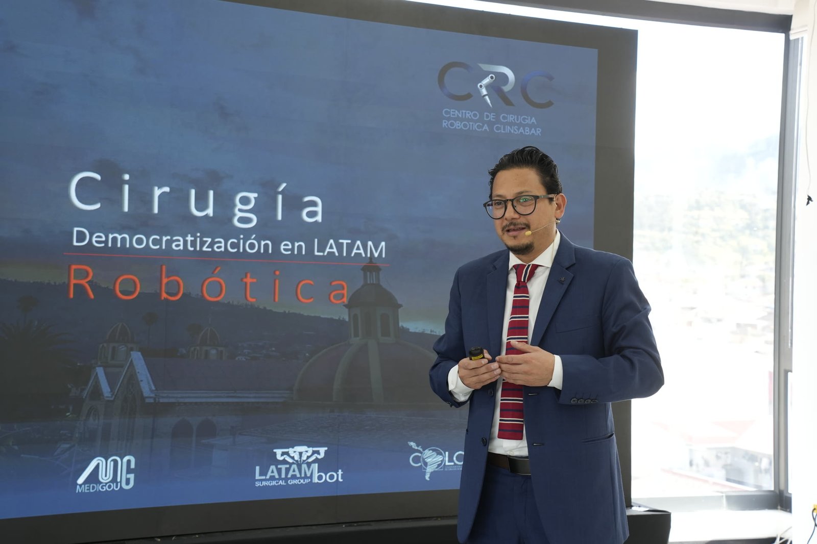 Dr. Bravo L&oacute;pez presentando